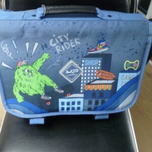 Body Pack boekentas nr1754 32.50x38x13cm 2 grote vakken en dan nog een zakje met rits en een voorzakje er kan verschillende A4 mappen en ideaal voor de lagere klas