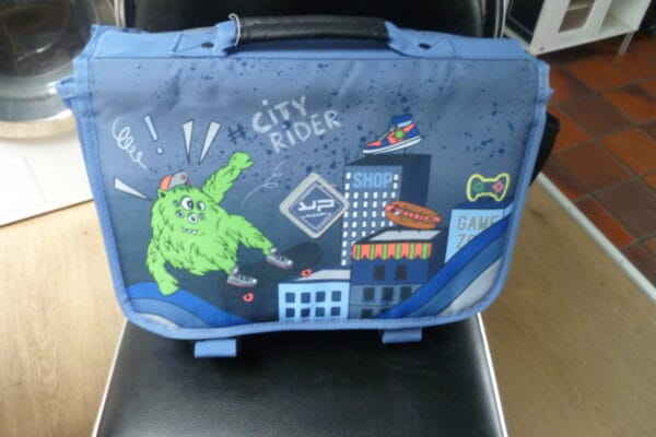 Body Pack boekentas nr1754 32.50x38x13cm 2 grote vakken en dan nog een zakje met rits en een voorzakje er kan verschillende A4 mappen en ideaal voor de lagere klas