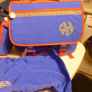 Blauw boekentas met rood en pennezak en zwemzak CU/620270 33x41cm 2 grote vakken en kleine vak en aan de buitenzijde een kleine vak
