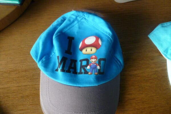 Super Mario pet 1 maat en kan versteld worden