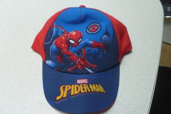 Spiderman pet 55cm en kan aangepast worden