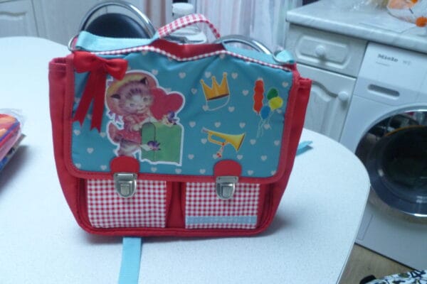 Pepper bags boekentas kitty poes 34x28cm 1 groot vak en 2 kleine vakjes van voren