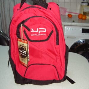 Body Pack rugzak rood 44x33cm 1 grootvak en kleine vak en opzij zakje voor flesje water