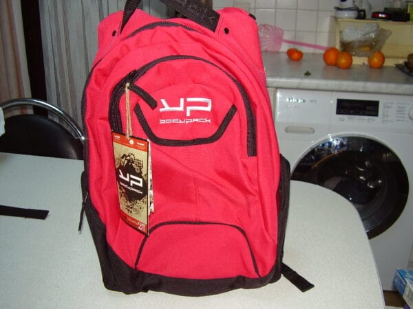 Body Pack rugzak rood 44x33cm 1 grootvak en kleine vak en opzij zakje voor flesje water