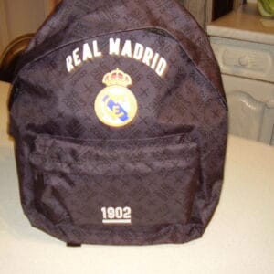 Real Madrid rugzak zwart 8774 41x36x16cm 1 grote vak en aan de voorkant een kleine vakje