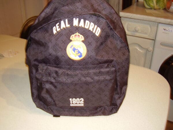 Real Madrid rugzak zwart 8774 41x36x16cm 1 grote vak en aan de voorkant een kleine vakje