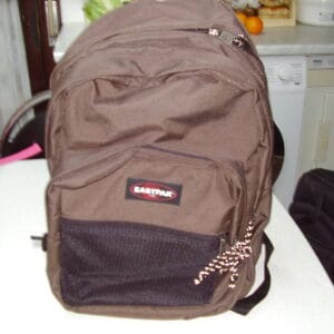 Eastpack donkere bruine rugzak met 2 grote vakken en 2 kleine vakken 42x30x25cm