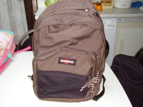 Eastpack donkere bruine rugzak met 2 grote vakken en 2 kleine vakken 42x30x25cm