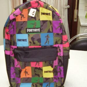 Fornite rugzak 47x37cm 1 grootvak en vanbinnen een kleine vakje en aan de buitenzijde een kleine vakje