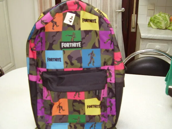Fornite rugzak 47x37cm 1 grootvak en vanbinnen een kleine vakje en aan de buitenzijde een kleine vakje