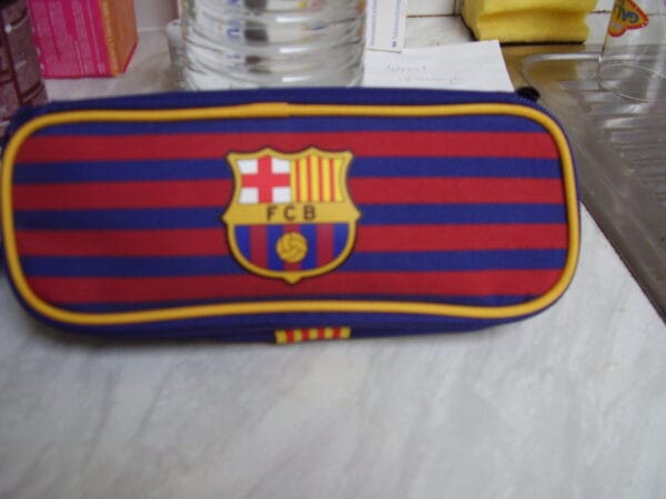 Barcelona pennebox ref 811529752 met strepen 23x9x4cm