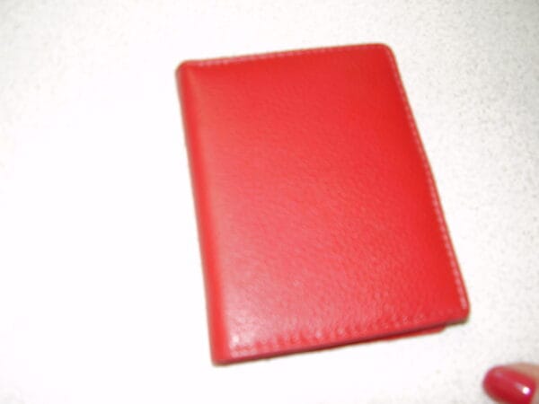 Ledere kaartetui rood 10.50x8cm 10plastiek in kaarten en langs beide kanten kan er ook kaarten in en 1 grote gleuf voor briefjes