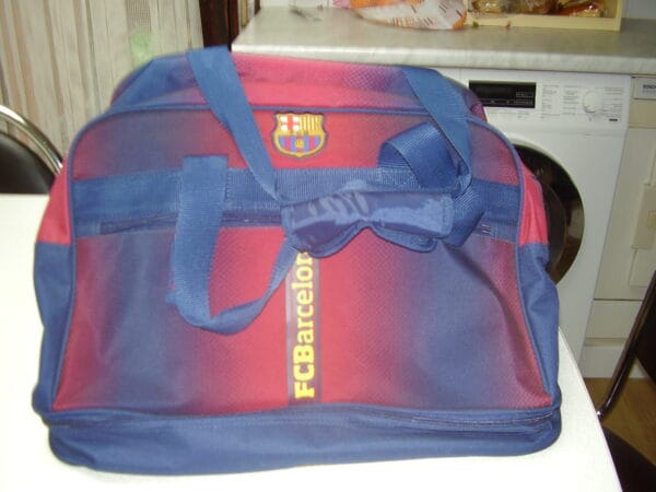 Barcelona sportzak 47x24x34cm 1 groot vak van onder een vak appart voor de schoenen en en van voren ook een zakje