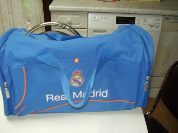 Real Madrid sportzak 46x28cm blauw 1 groot vak en opzij een kleine vakje