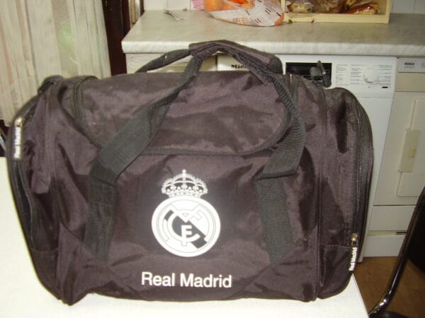 Real Madrid zwart sportzak 46x22x31cm 1 groot vak en opzij een kleine vakje