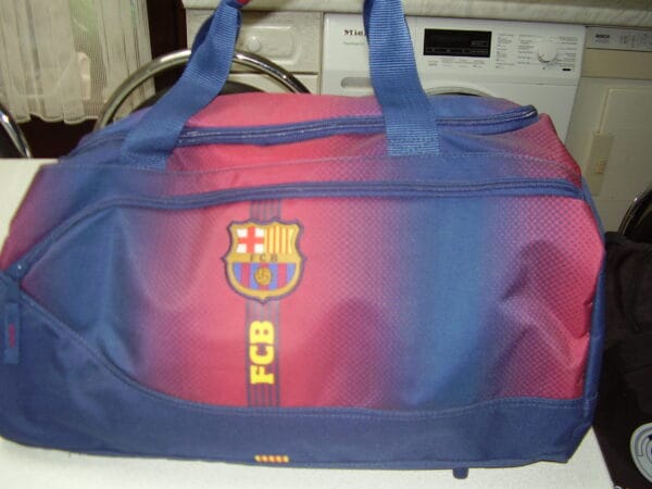 Barcelona sportzak 50x28x23cm FCB 1 groot vak en vanvoren een kleine vak en opzij ook een vakje