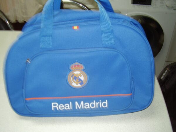 Real Madrid blauwe sportzak 40x23x18cm 1 groot vak en van voren een klein vakjes