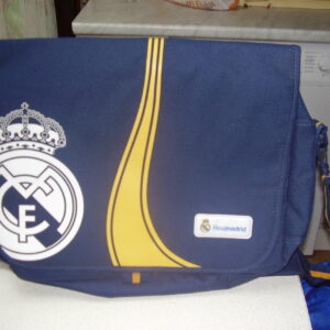 Real Madrid schoudertas 45x32x12cm 1 grootvak afgesloten met een rits aan de achterkant ook nog vak en met een rits