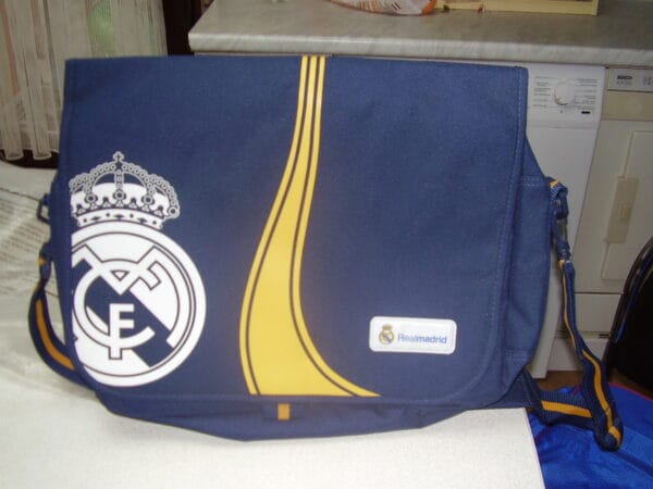 Real Madrid schoudertas 45x32x12cm 1 grootvak afgesloten met een rits aan de achterkant ook nog vak en met een rits