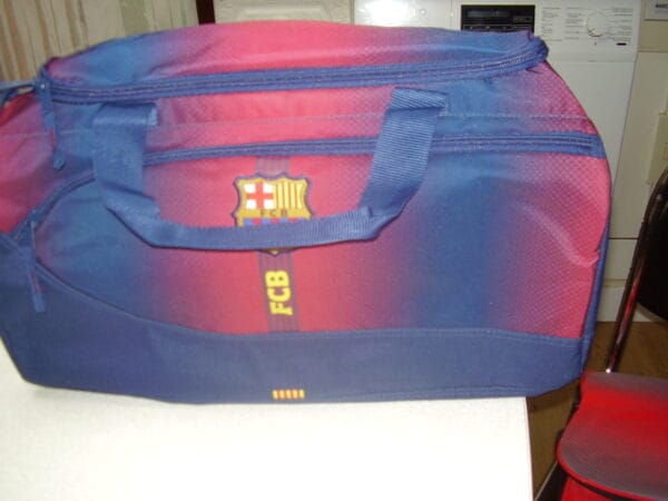 Barcelona sportzak met 1899 op 52x26x22cm 1 grootvak en aan de voorkant nog een vak met rits en opzij langs beide kanten nog een vak voor de schoenen