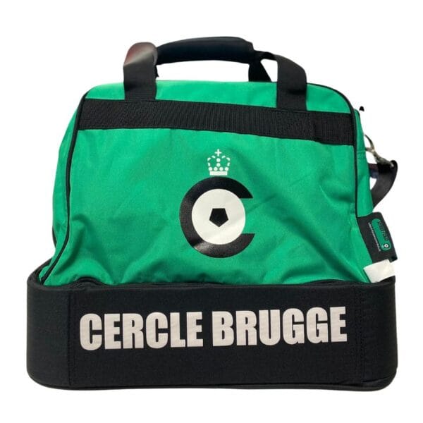 Cercle Brugge voetbalzak 40 x30 cm met een apart vak van onder voor de schoenen Bestel deze Cercle Brugge sporttas, bij Toon je support aan Cercle Brugge aan de hand van deze coole groene sporttas. Deze is voorzien van een aparte opbergruimte voor je schoenen. Een grote middenzak voor je tenue, drinkbeker..