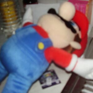 Mario Bros liggend met handend omhoog 33cm