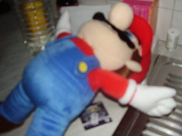 Mario Bros liggend met handend omhoog 33cm