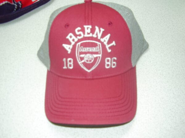 Arsenal pet bordeau met grijs