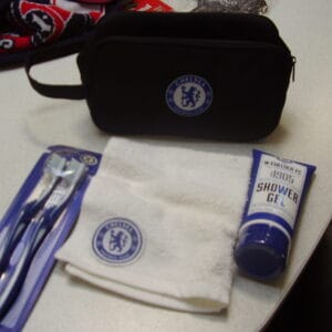 Chelsea toiletzak 23x11x9cm gevuld met 2 tandenborstel kleine handdoek shouwer gel