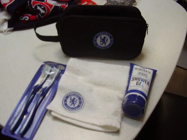 Chelsea toiletzak 23x11x9cm gevuld met 2 tandenborstel kleine handdoek shouwer gel