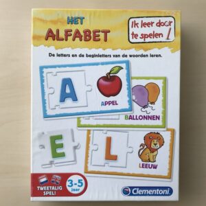 Het Alfabet ik leer door te spelen Leer de letters van het alfabet herkennen door elke letter te combineren met een afbeelding van een figuur waarvan de naam met de betreffende letter begint. Het spel is tweetalig, Nederlands en Engels. Op de achterzijde van het kaartje staat het woord in het Engels. Geschikt voor kinderen van 3 tot 5 jaar.
