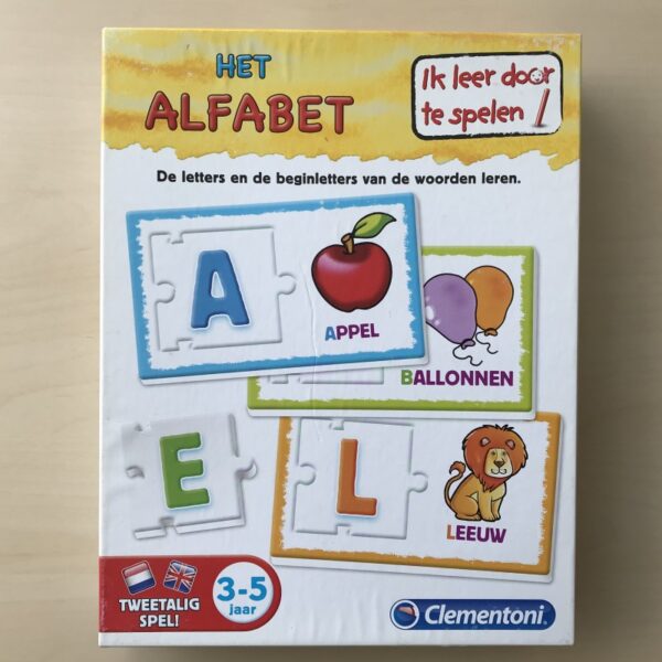 Het Alfabet ik leer door te spelen Leer de letters van het alfabet herkennen door elke letter te combineren met een afbeelding van een figuur waarvan de naam met de betreffende letter begint. Het spel is tweetalig, Nederlands en Engels. Op de achterzijde van het kaartje staat het woord in het Engels. Geschikt voor kinderen van 3 tot 5 jaar.