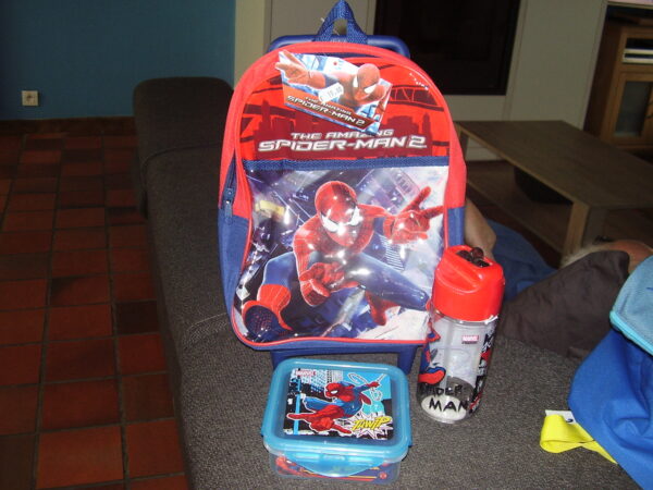 Spiderman gevulde kleine trolly (kleuters) kleine trolley koekjesdoos en drinkfles