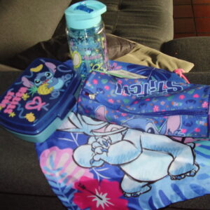 Stitch schoolset bevat zwemzak strandlaken brooddoos pennezak drinkfles