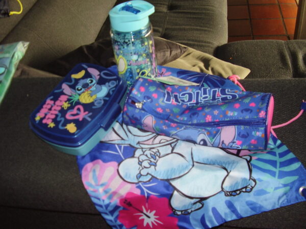 Stitch schoolset bevat zwemzak strandlaken brooddoos pennezak drinkfles