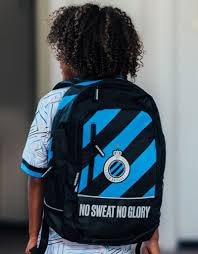 Leuke schoolrugzak van Club Brugge, voorzien van alle compartimenten die een moderne boekentas verlangt. Met reflecterende strips voor een veilige trip naar school en uiteraard onze herkenbare strepen met logo als eye catcher. Eigenschappen: Afmetingen: 26 x 19 x 42 cm Bevat een voorzakje, ruim boekencompartiment, laptopvak en binnenzak. Ook handige zijzakjes voor je drinkfles Materiaal: Polyester met nylon afwerking official item