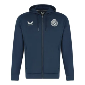 Productomschrijving Deze stijlvolle navy travelhoodie is een must-have voor elke fan van Club Brugge. Ontworpen voor comfort onderweg én uitstraling in de tribune, combineert deze hoodie een sportieve look met functionele details. De zachte stof en aansluitende pasvorm zorgen voor een aangenaam draaggevoel, terwijl de capuchon extra bescherming biedt bij winderig of regenachtig weer. Voorzien van het officiële Club Brugge-logo en het stijlvolle Castore-embleem, straalt deze hoodie trots en klasse uit. Perfect voor op reis, onderweg naar het stadion of gewoon in je vrije tijd – met deze hoodie toon je altijd jouw blauw-zwarte trots