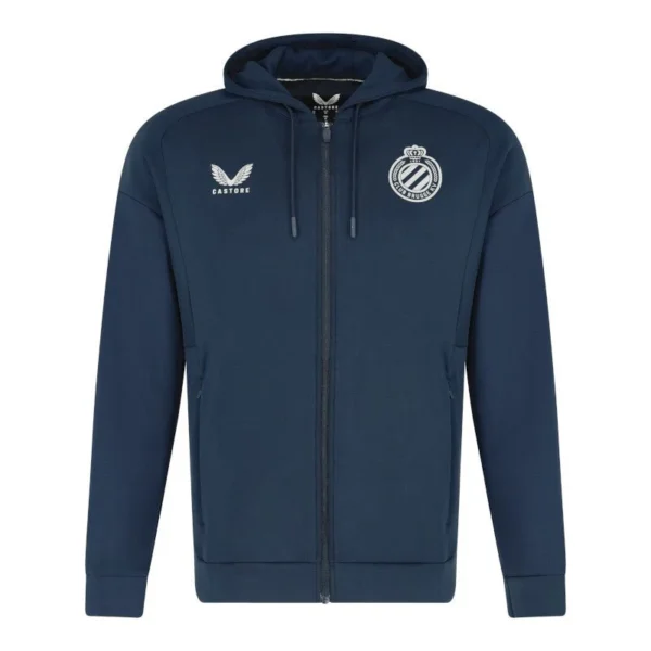 Productomschrijving Deze stijlvolle navy travelhoodie is een must-have voor elke fan van Club Brugge. Ontworpen voor comfort onderweg én uitstraling in de tribune, combineert deze hoodie een sportieve look met functionele details. De zachte stof en aansluitende pasvorm zorgen voor een aangenaam draaggevoel, terwijl de capuchon extra bescherming biedt bij winderig of regenachtig weer. Voorzien van het officiële Club Brugge-logo en het stijlvolle Castore-embleem, straalt deze hoodie trots en klasse uit. Perfect voor op reis, onderweg naar het stadion of gewoon in je vrije tijd – met deze hoodie toon je altijd jouw blauw-zwarte trots